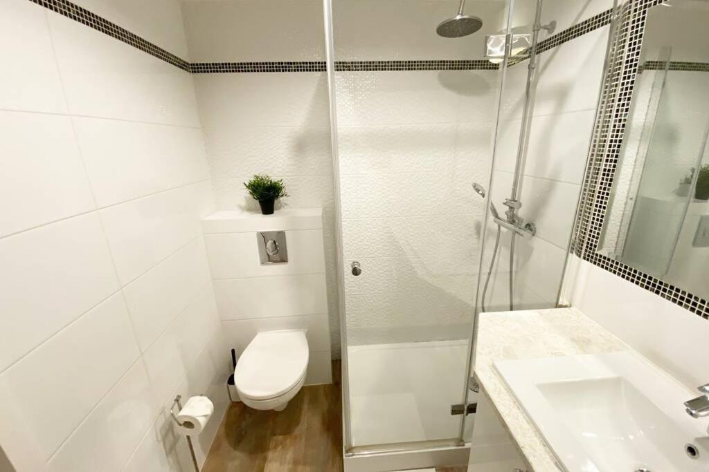 Exclusive 2Br! Apartment Near City Center +Netflix Varsovie Extérieur photo