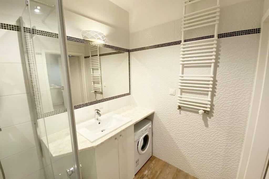 Exclusive 2Br! Apartment Near City Center +Netflix Varsovie Extérieur photo