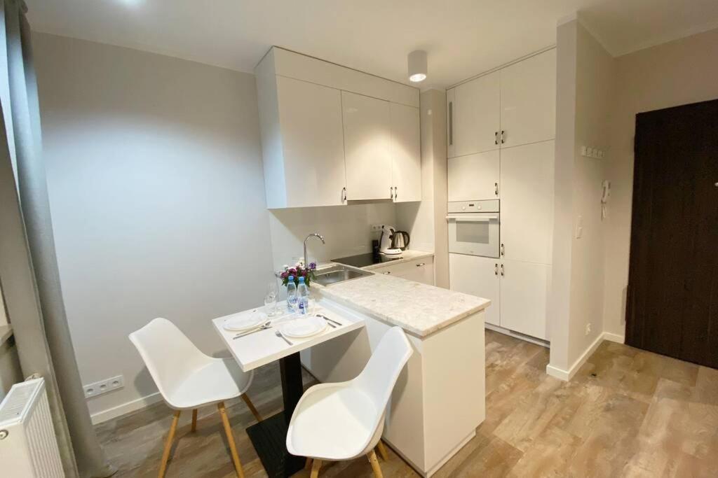 Exclusive 2Br! Apartment Near City Center +Netflix Varsovie Extérieur photo